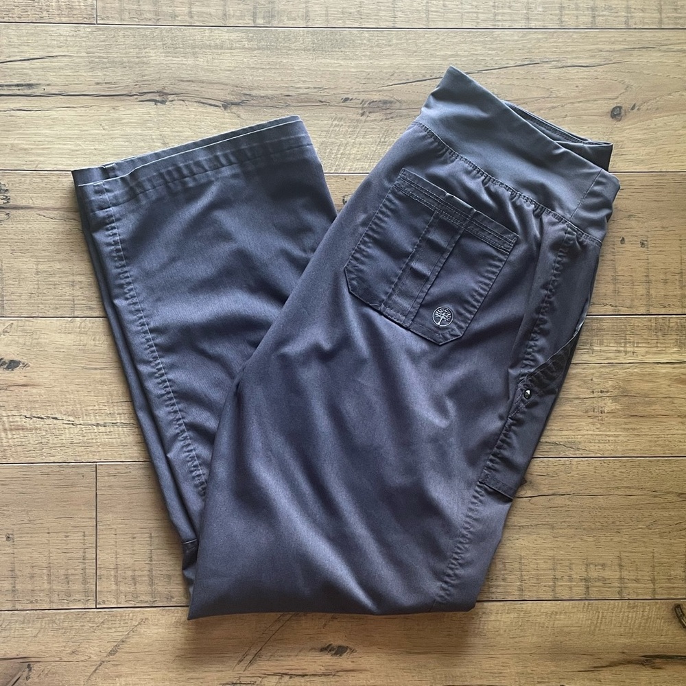 Purple Label Yoga Scrub. Grey color. Size M.